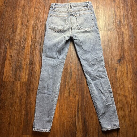 NWT Good American Good Waist Jeans Medium Wash Metal Holes Leg Trim Size 6/28 - Picture 2 of 12